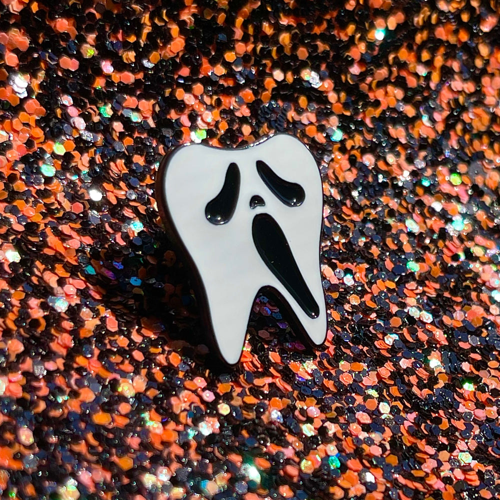 
            
                Load image into Gallery viewer, Specialty Tooth Pin - SCREAM Ghostface
            
        